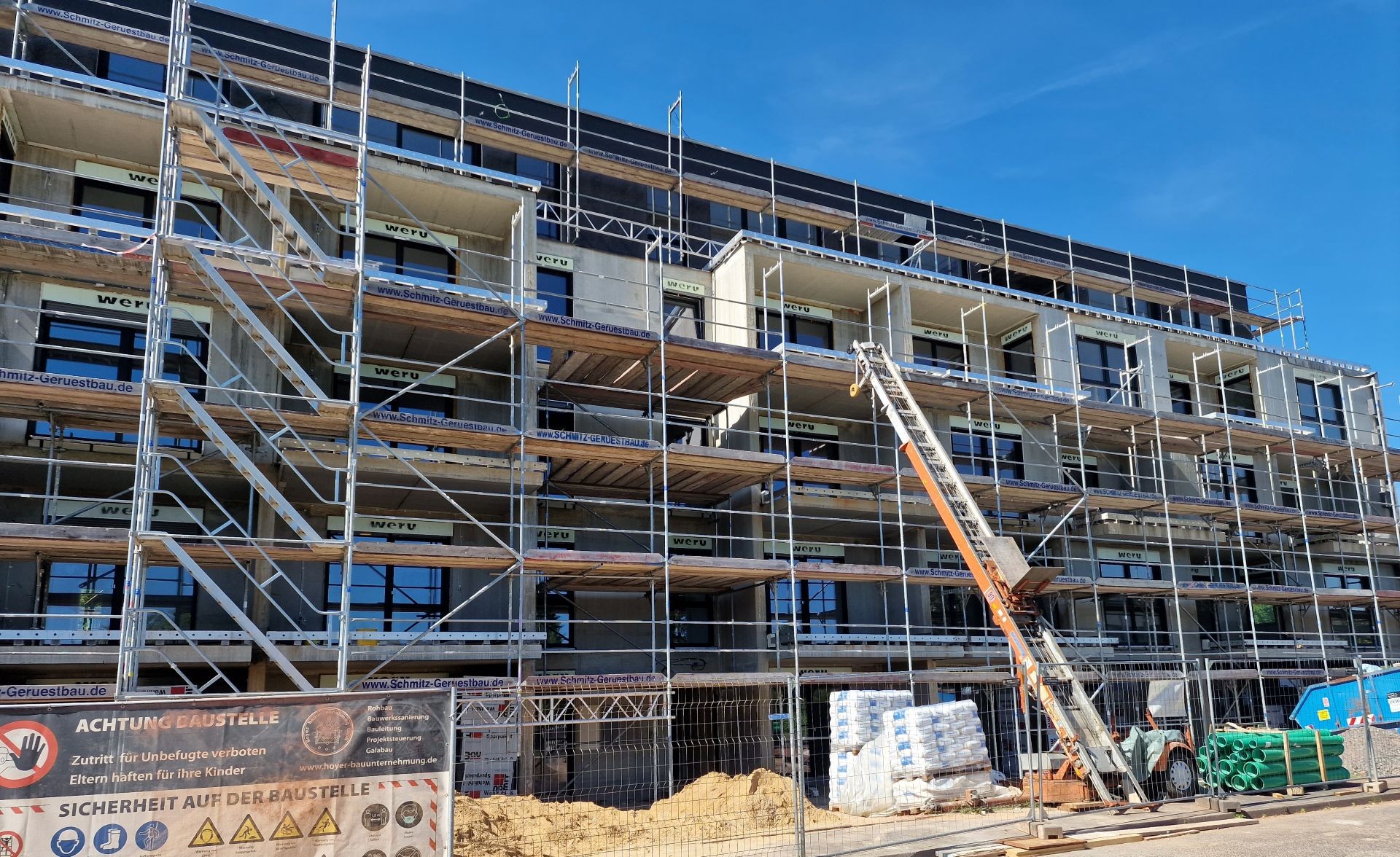 geruestbau mechernich neubau wohnanlage versetzte balkone